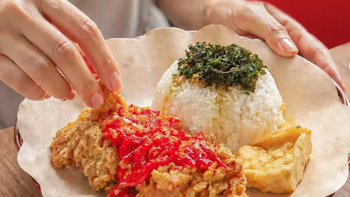Ayam geprek sambal bawang (Instagram @geprekkakrose)