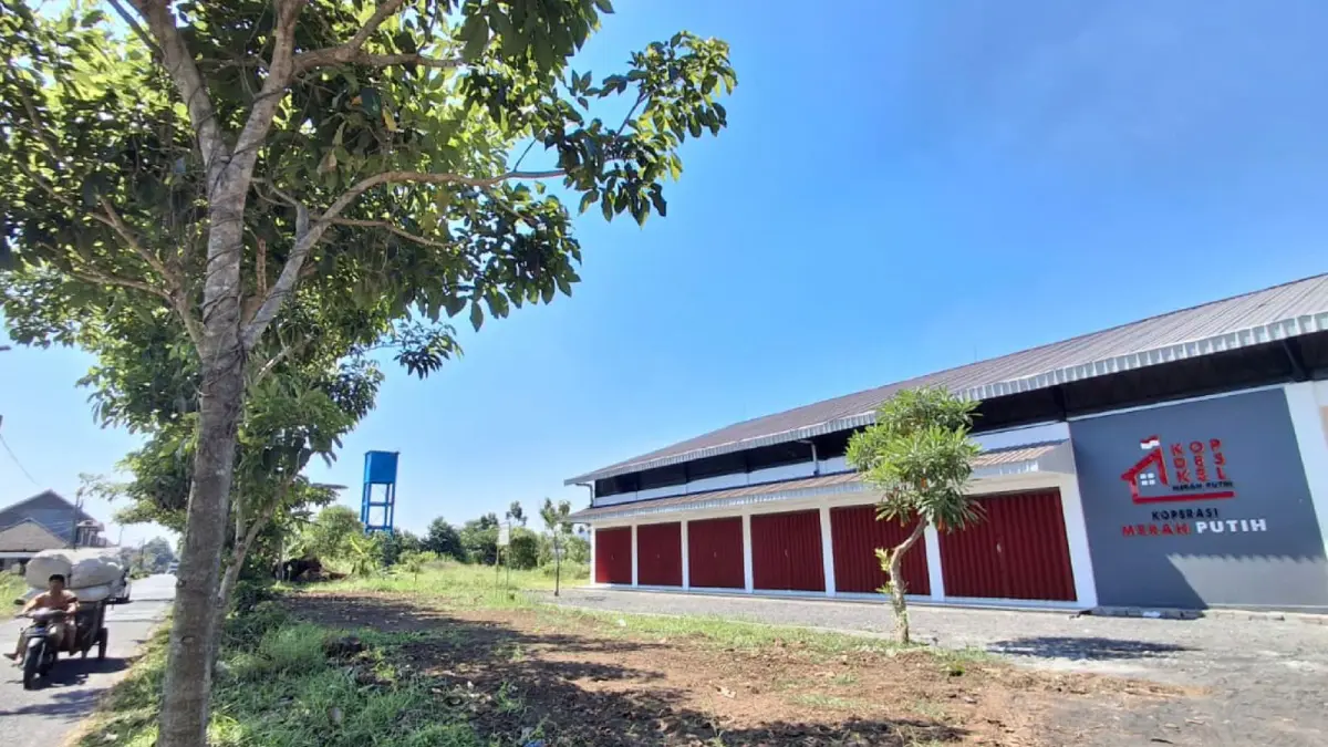 BARU ADA DUA: Aset pemkot di Jalan Raya Babatan RT 1/RW 3, Kelurahan Arjowinangun, Kecamatan Kedungkandang sudah digunakan untuk gerai Koperasi Kelurahan Merah Putih (KKMP). (Nabila Amelia/Radar Malang)