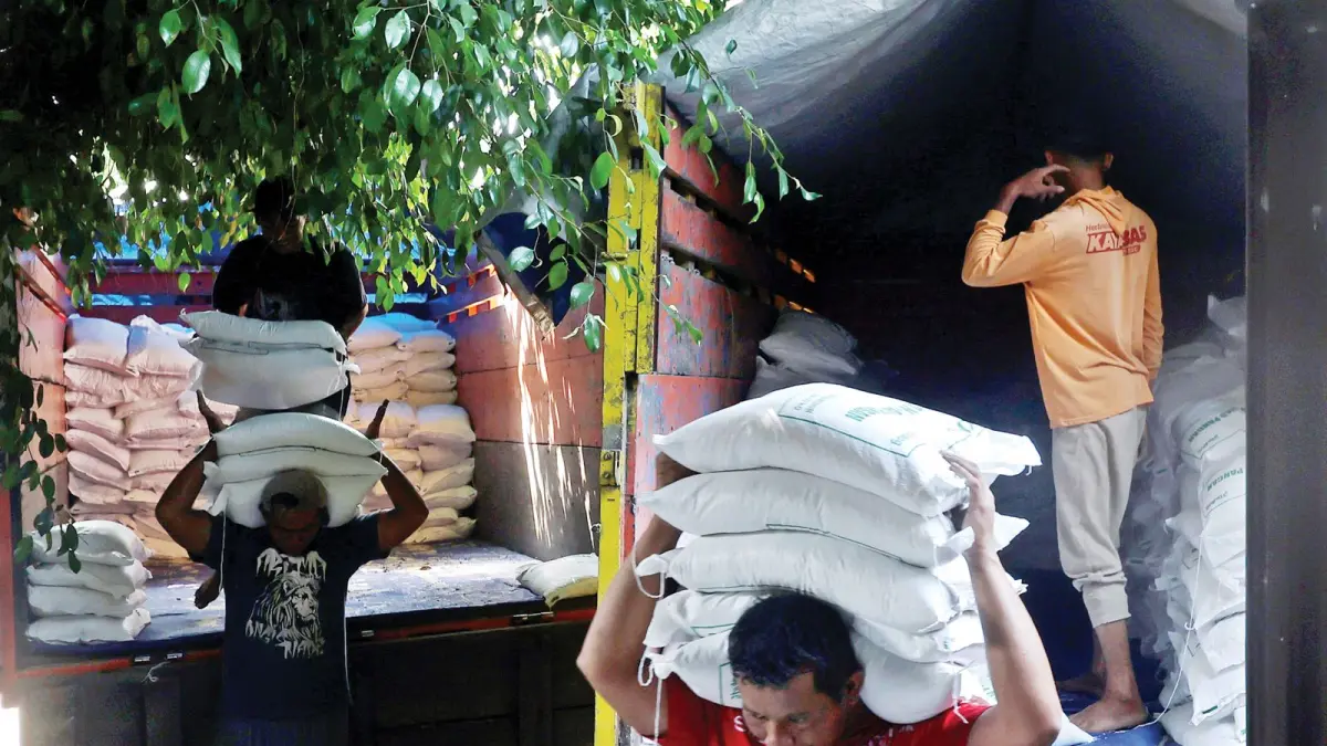 BERGILIRAN: Bantuan berupa beras tiba di Kantor Kelurahan Bandungrejosari, Kecamatan Sukun, kemarin. Hari ini (10/6), paket bantuan itu akan disampaikan kepada 2.122 warga.  (Darmono/Radar Malang)