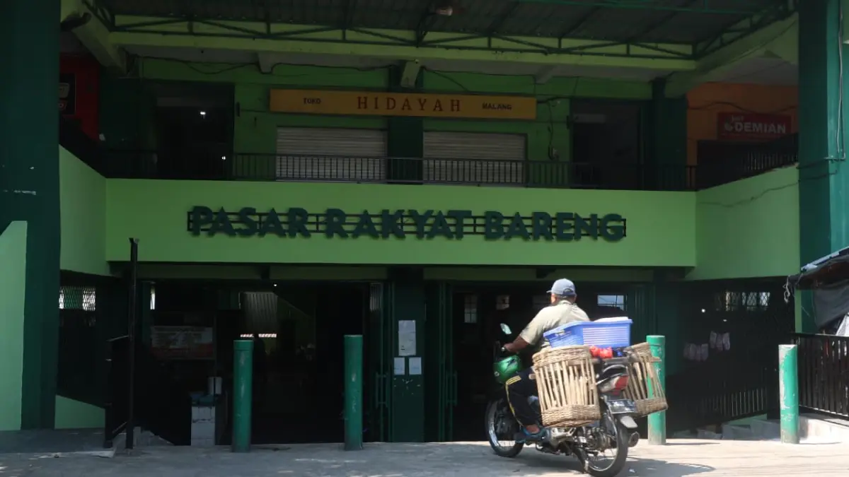 DAPAT PERHATIAN: Seorang pedagang tengah mengunjungi Pasar Bareng, kemarin. Pada tahun 2026 ini, pasar tersebut masuk delapan pasar tradisional di Kota Malang yang akan diperbaiki Pemkot. (Foto:Darmono)