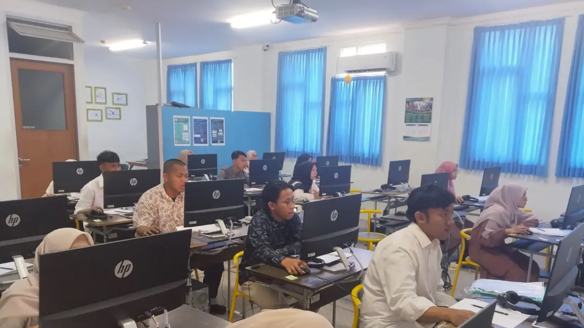 FOKUS: Sejumlah calon mahasiswa baru berkonsentrasi mengikuti pelaksanaan UM PTKIN di UIN Maliki Malang kemarin (8/6). (Foto: Nahdiatul Affandiah/Radar Malang)