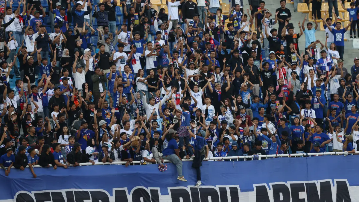 GANTI VENUE: Puluhan Aremania memberikan dukungan langsung kepada Jayus Hariono cs dalam laga melawan PSIM Jogjakarta di Stadion Kanjuruhan, beberapa waktu lalu.