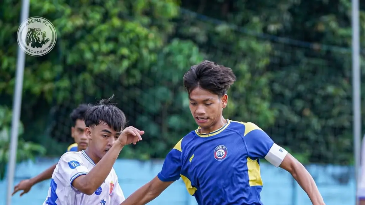 GELAR SELEKSI TERBUKA: Pemain Academy Arema FC U-20 berusaha lepas dari penjagaan penggawa Persijap Jepara dalam laga Elite Pro Academy (EPA) di ARG Soccer Field, Lawang, bulan Mei lalu.   