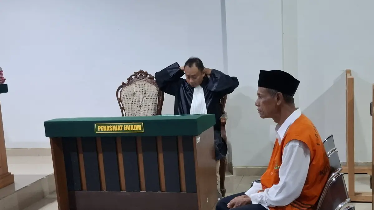 Kakek tiri asal Bantur menjalani persidangan di PN Kepanjen, Senin (8/6). (Biyan Mudzaky Hanindito)