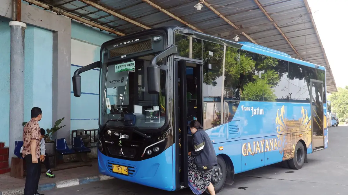MASUK PERTIMBANGAN: Salah satu armada Bus Trans Jatim singgah di Terminal Hamid Rusdi, kemarin (9/6). (Darmono/Radar Malang)