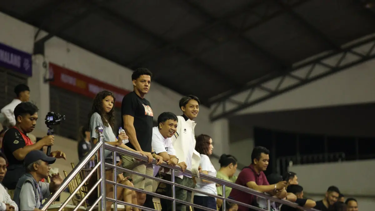 MENIKMATI LAGA: Center Back Arema FC Walisson Maia (dua dari kiri) menyaksikan laga Unggul FC melawan Pangsuma FC Kalbar di GOR Ken Arok, beberapa waktu lalu.