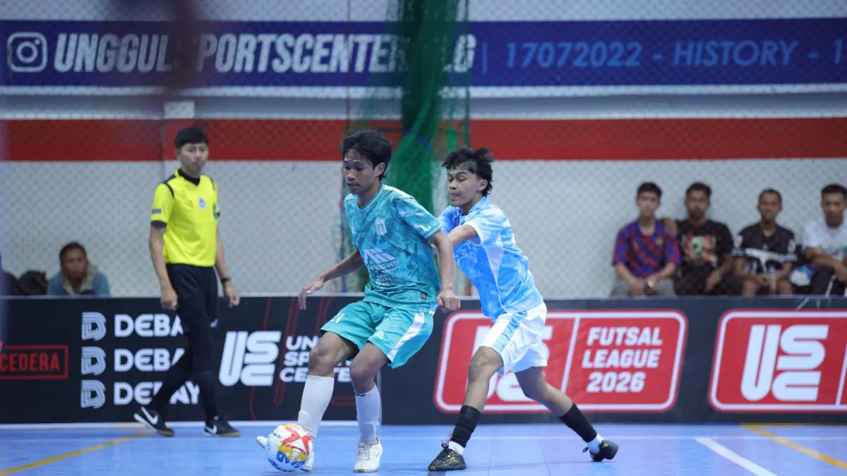 PERSAINGAN KETAT: Pemain AFR Malang (kiri) menahan bola dari pressing penggawa Mbatu Sae (kanan) dalam laga UFL Volume 4 di Unggul Sports Center, pekan lalu.