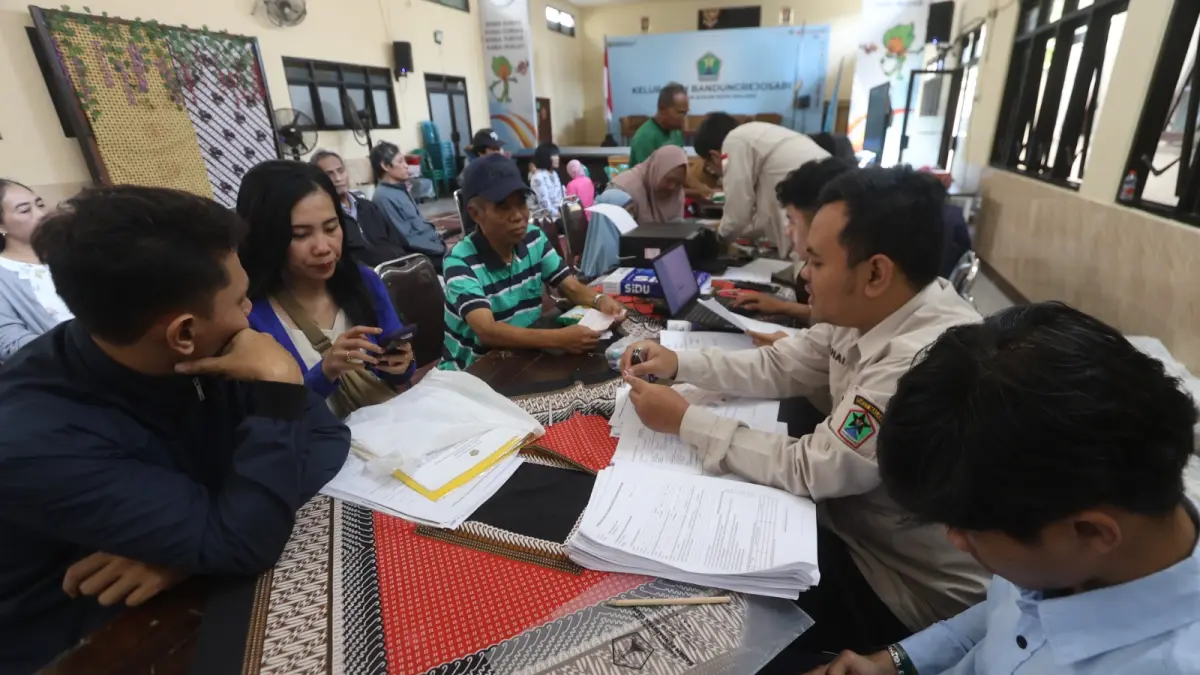Sejumlah warga Bandungrejosari Kecamatan Sukun antusias membayar pajak dalam acara Sambang Kelurahan, kemarin. (Darmono/Radar Malang)
