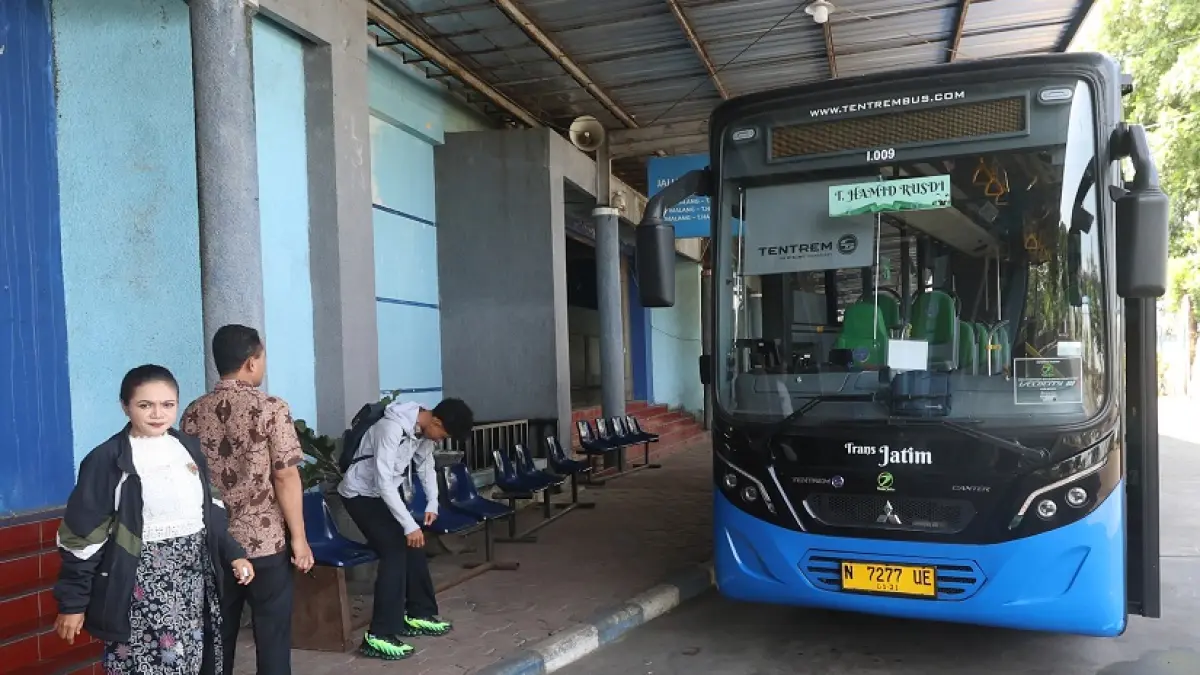 TAGIH JANJI: Salah satu armada Bus Trans Jatim singgah di Terminal Hamid Rusdi, kemarin. (Darmono/Radar Malang) 