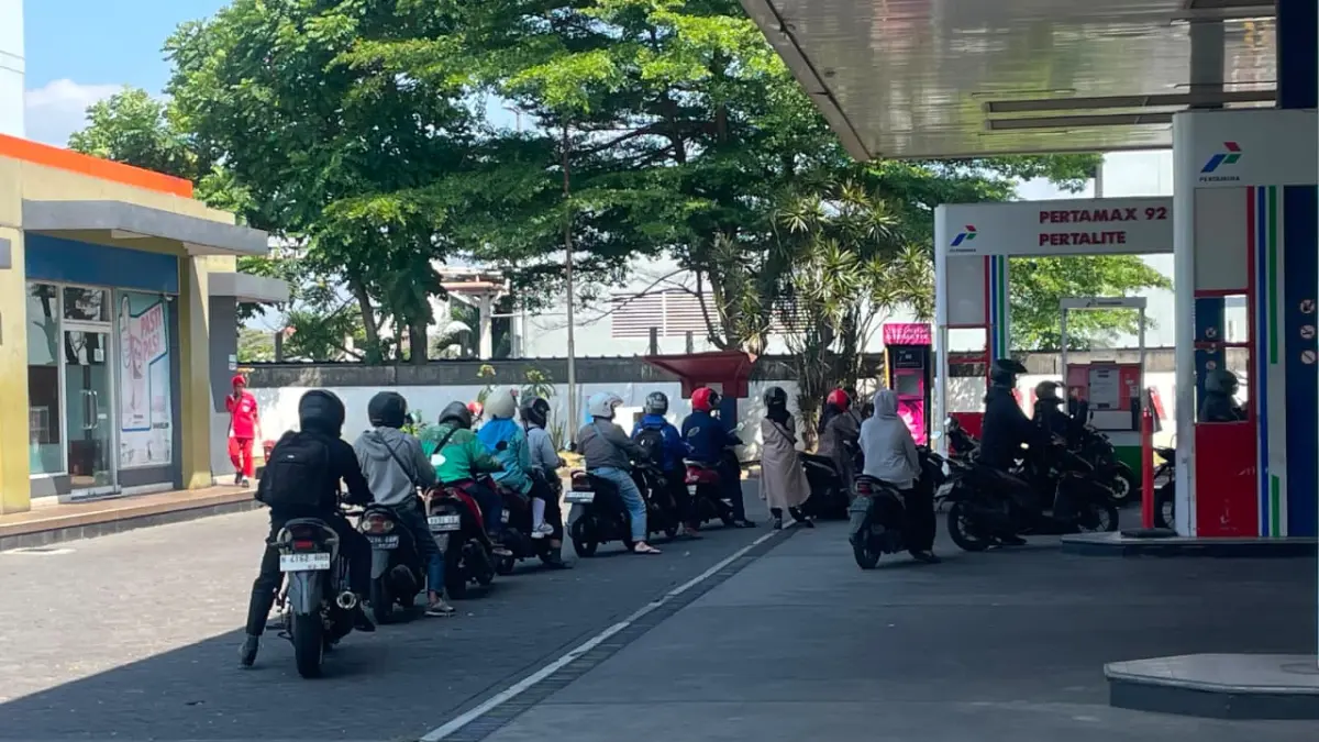 Antrean mengular di SPBU Sawojajar pada Rabu (10/6). (Andika Satria Perdana/Radar Malang) 