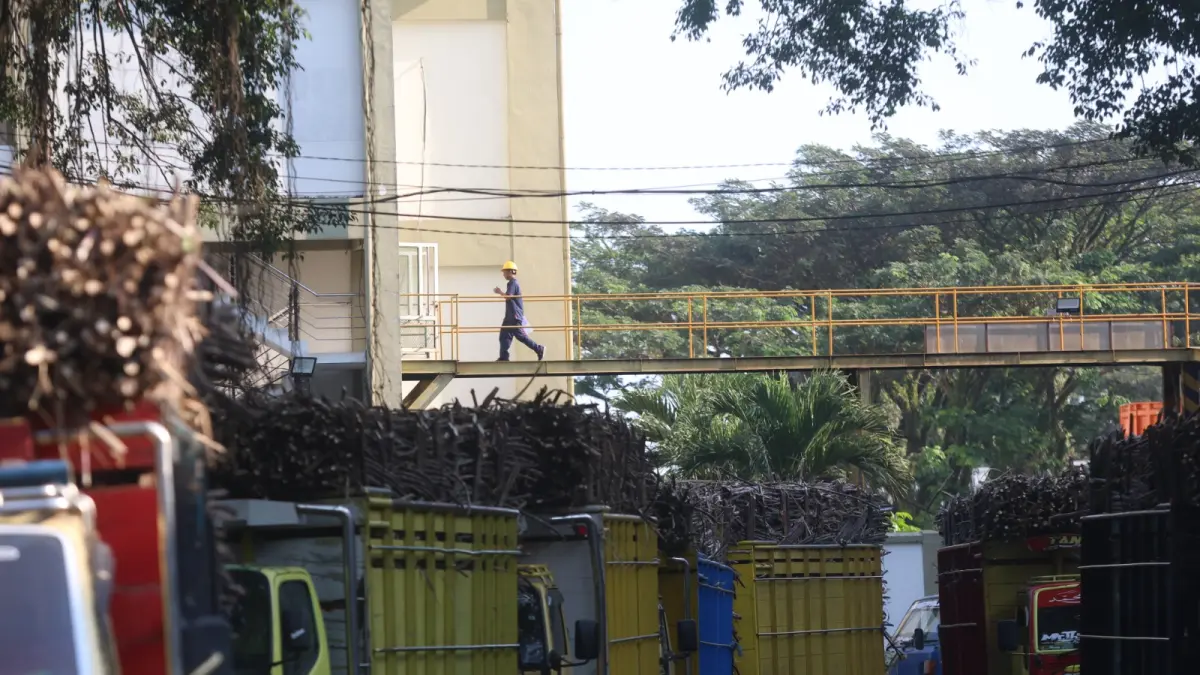 Antrean truk tebu di PG Kebon Agung, Pakisaji, Kabupaten Malang (DARMONO/RADAR MALANG)