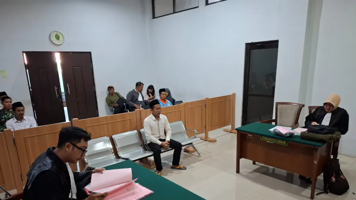 ASUSILA: Misbakhul Munir, 27, asal Desa Krebet, Kecamatan Bululawang menjalani sidang di PN Kepanjen kemarin.