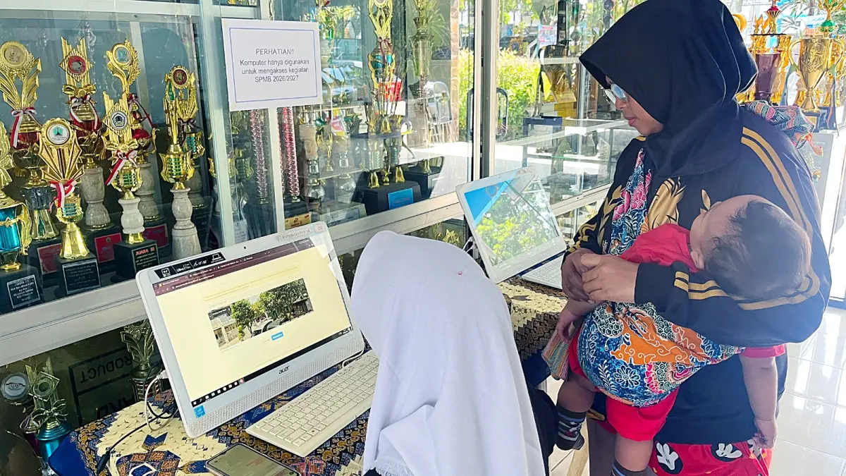 BELUM TERDETEKSI: Calon pendaftar mencoba mengakses titik koordinat rumahnya di SMPN 6 Kota Malang, kemarin (10/6). (Nahdiatul Affandiah/Radar Malang) 