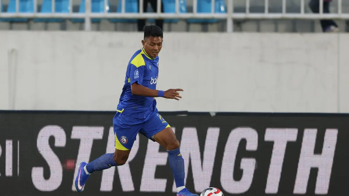 BERPISAH DENGAN AREMA FC: Dedik Setiawan menggiring bola dalam laga BRI Super League melawan Semen Padang di Stadion Kanjuruhan, beberapa waktu lalu. (Foto: Darmono/Radar Malang)