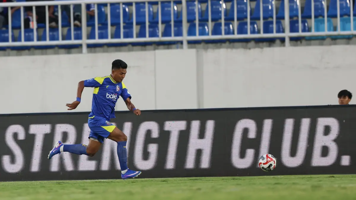 Dedik Setiawan berusaha menggapai bola saat melawan Persis Solo di Stadion Kanjuruhan pada 18 April lalu. (Darmono/Radar Malang)