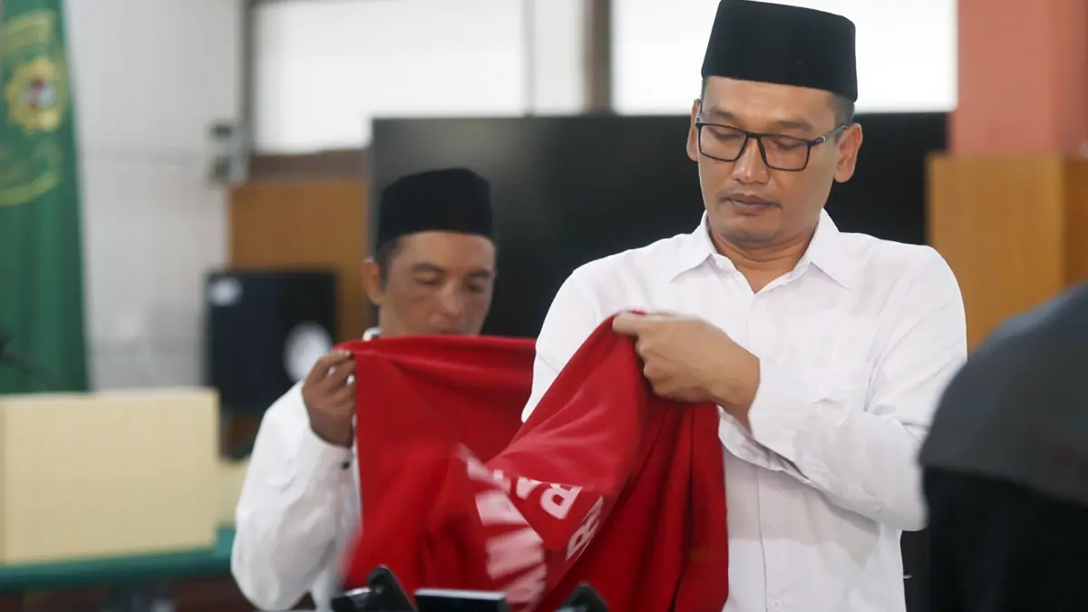 DITOLAK: Terdakwa Agus Muhamad Saleman (kanan) dan Suyitno setelah menjalani sidang ketiga di Ruang Cakra Pengadilan Negeri (PN) Malang, kemarin (10/6). (Darmono/Radar Malang)