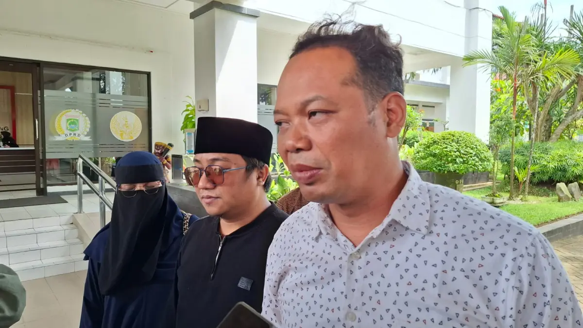Gus Idris (tengah) bersama kuasa hukumnya. (Istimewa)