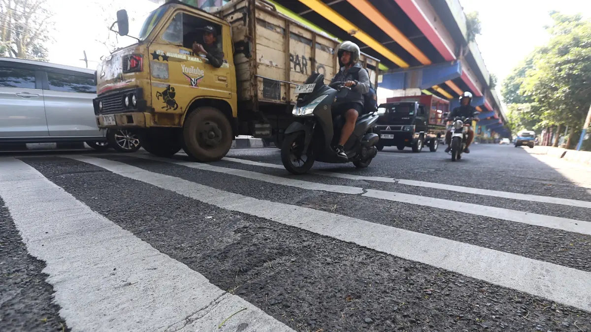 HARUS PATUHI ATURAN: Prosedur pemasangan pita penggaduh seperti di Jalan Ahmad Yani, Blimbing bakal diperketat Dishub Kota Malang. (Darmono/Radar Malang)