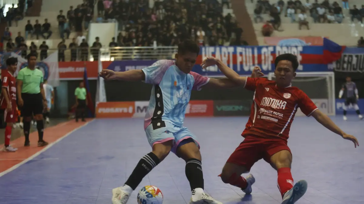 INGIN BERMAIN DI RUMAH: Andres Dwi Persada berusaha melewati pemain Raybit FC dalam laga PFL di GOR Ken Arok, bulan lalu. (Foto: MO Unggul FC Malang)