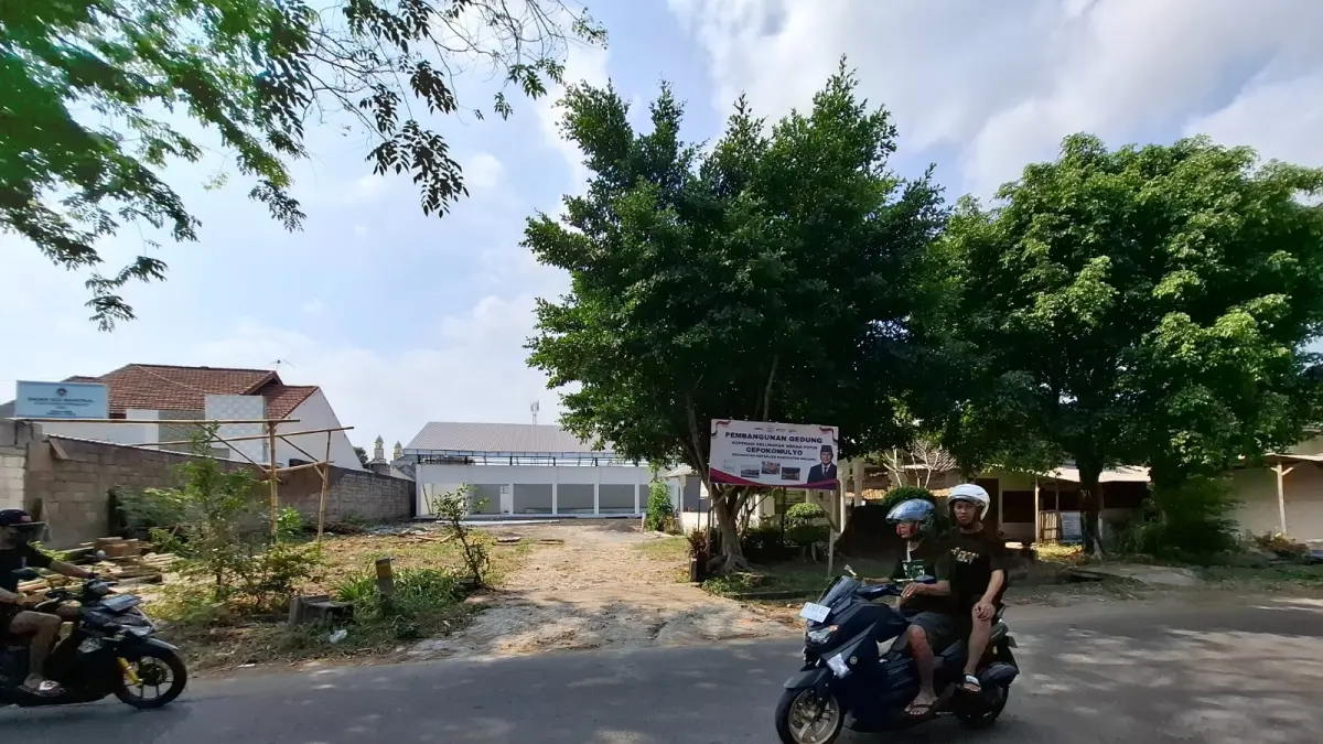 Kendaraan melintas di depan gerai KDKMP Cepokomulyo, Kecamatan Kepanjen.