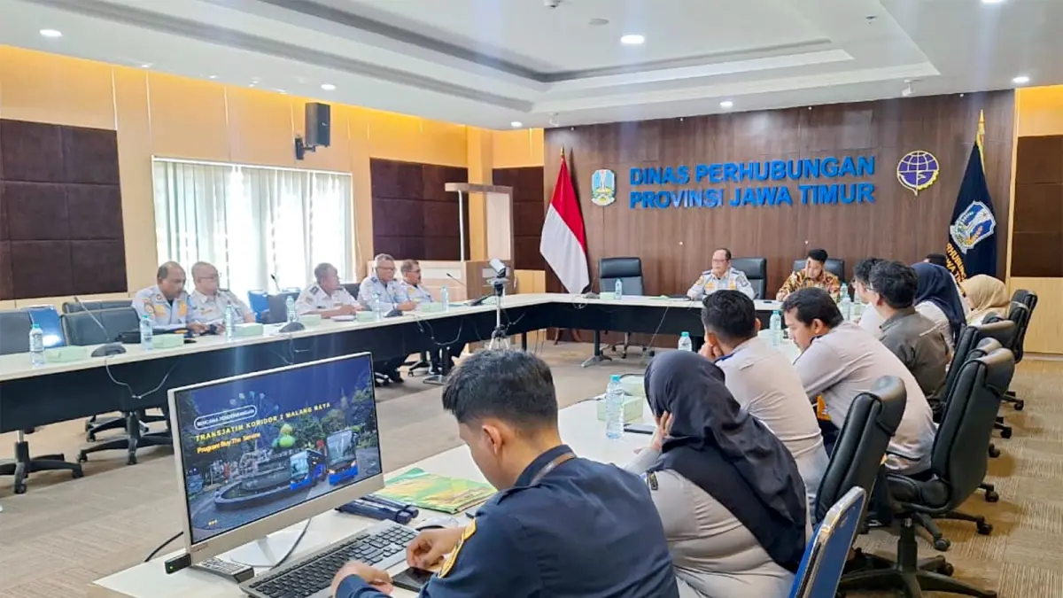 MATANGKAN RUTE: Rapat koordinasi untuk menyiapkan Bus Trans Jatim Koridor II Malang Raya digelar di Kantor Dishub Jatim, kemarin. (Dishub Jatim For Radar Malang)