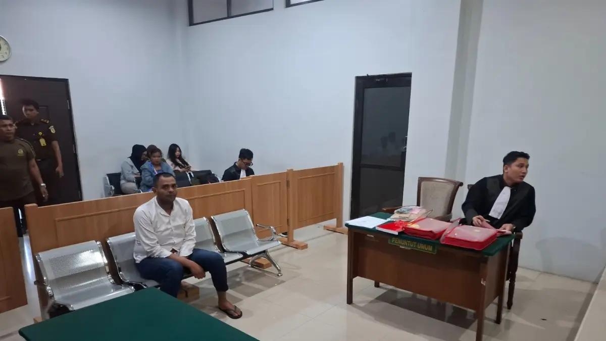 Menjalani sidang di PN Kepanjen, Kabupaten Malang.