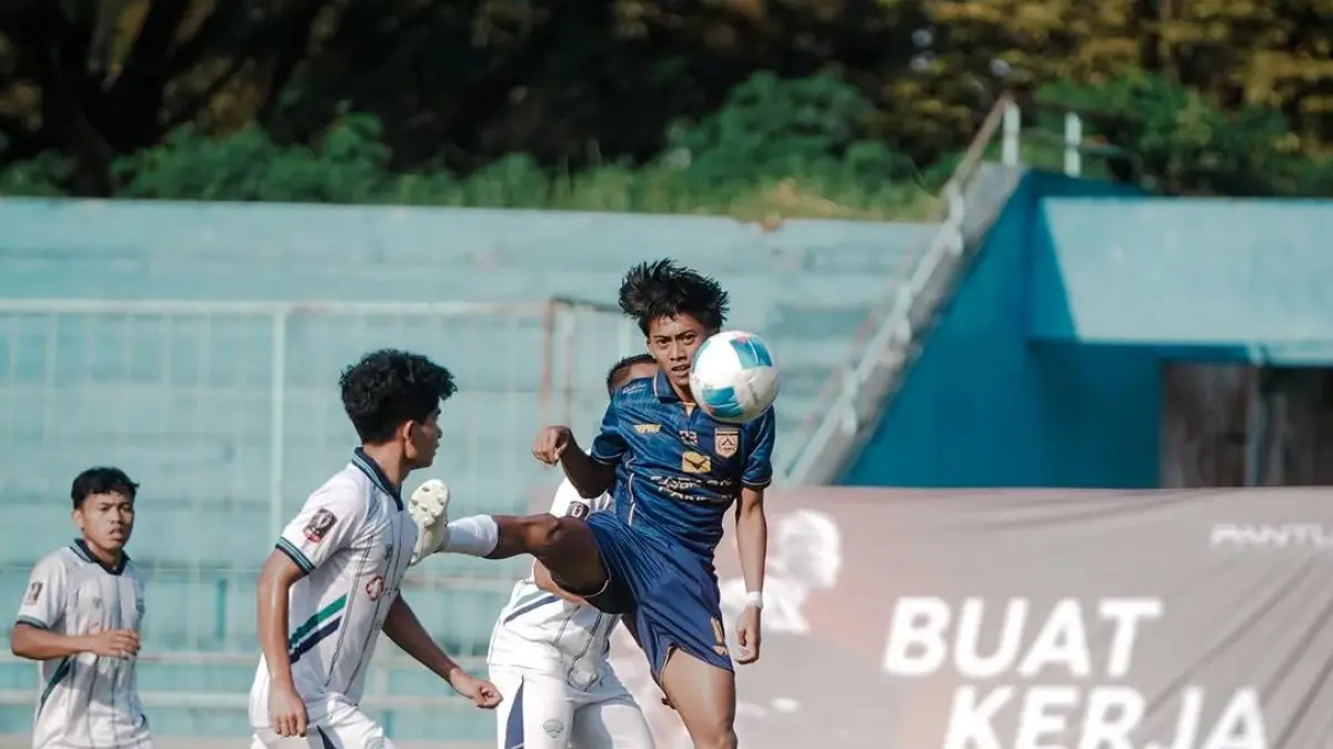 Pemain Persikoba Batu (kaman) menyundul bola dalam menghadapi Persigar Garut di Stadion Gelora Brantas, Kota Batu, Rabu sore (10/6). (MO Persikoba)
