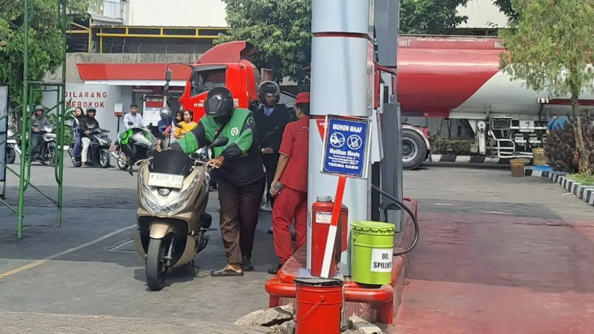 Pengendara sepeda motor mengisis BBM di SPBU Jalan Jenderal Sudirman, Dilem, Kepanjen, Rabu (10/6). (Indah Mei Yunita/Radar Malang)