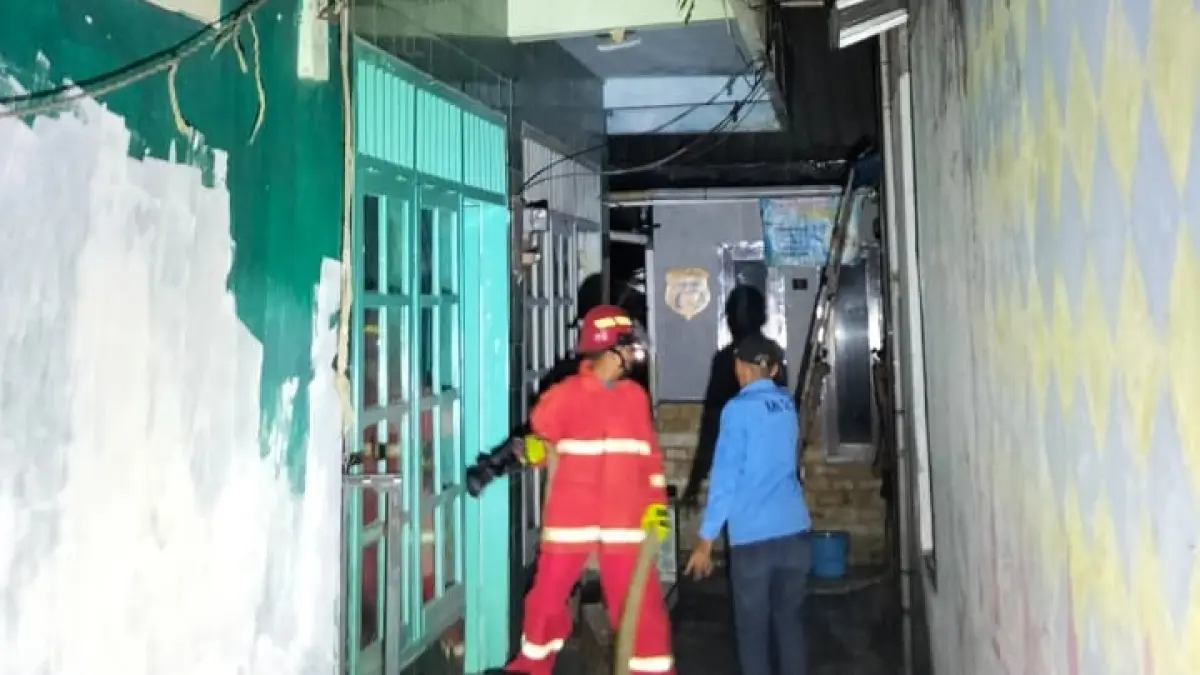 Petugas Damkar Kota Malang memadamkan api yang membakar dua rumah di Blimbing, Selasa (9/6). (UPT Damkar Kota Malang)