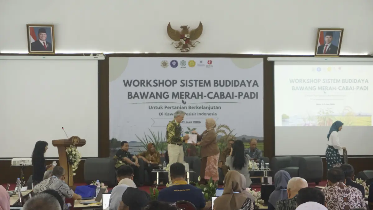 SINERGI: Penyerahan cinderamata kepada Principal Research Fellow School of Agriculture and Food Sustainability University of Queensland Dr Stephen Harper di BRMP Jestro Kota Batu pada Selasa (9/6).