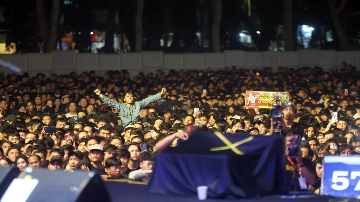 SUMBANG PAD: Ribuan penonton memadati konser yang berlangsung di Lapangan Rampal, April lalu. (Darmono/Radar Malang)