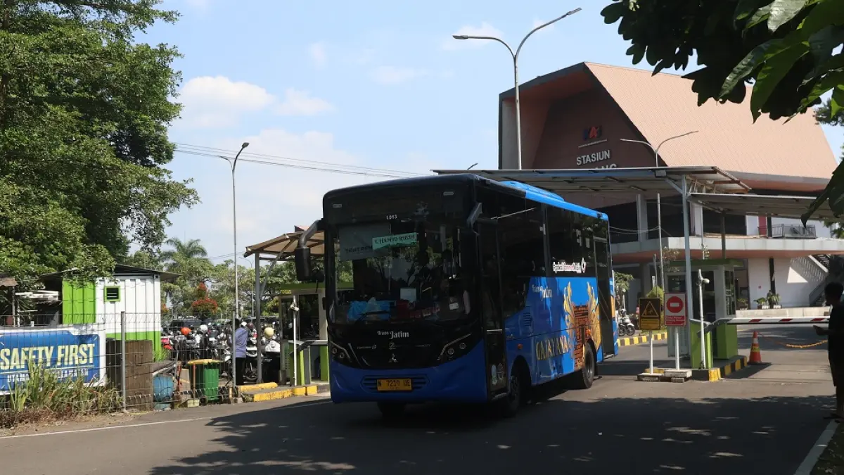 TAMBAH KORIDOR: Salah satu armada Bus Trans Jatim melintas di Stasiun Malang, kemarin (Darmono/Radar Malang). 