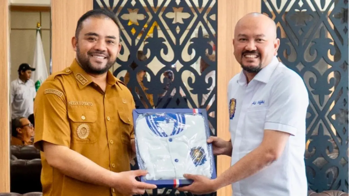 Wakil Wali Kota Batu Heli Suyanto bersama Koordinator Presidium Aremania Utas Ali Rifki. (Prokopim Kota Batu)