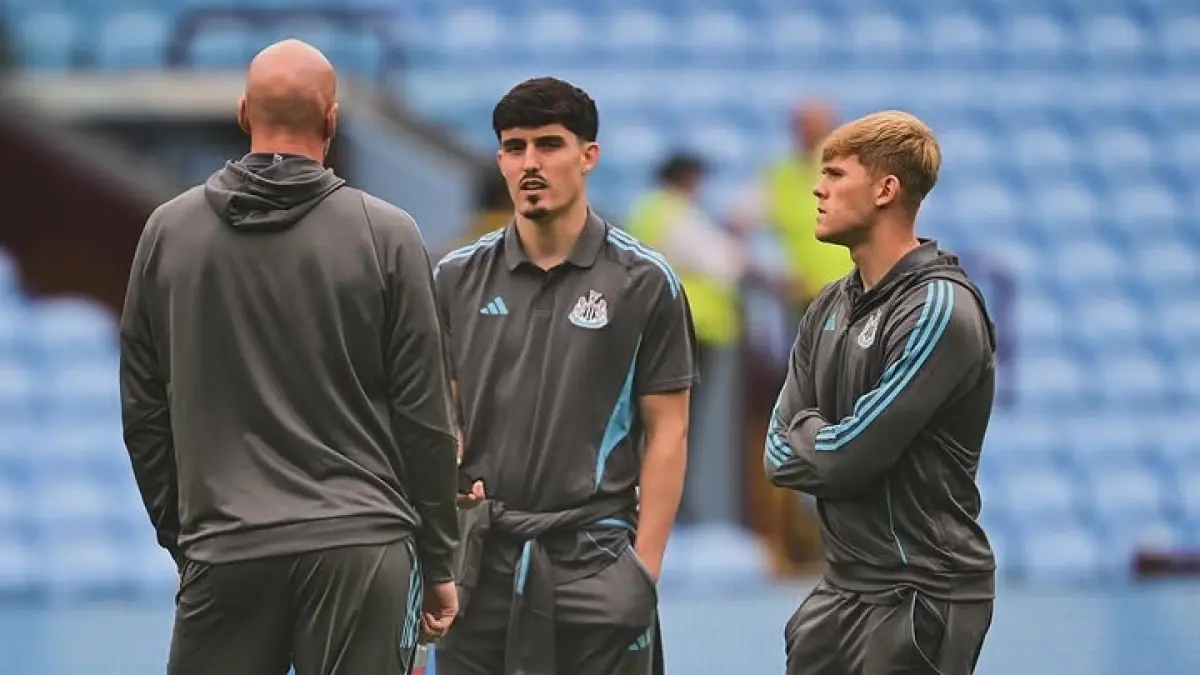 AKRAB: Tino Livramento dan Lewis Hall (kanan), dua full back Newcastle United yang sama-sama diminati klub besar.