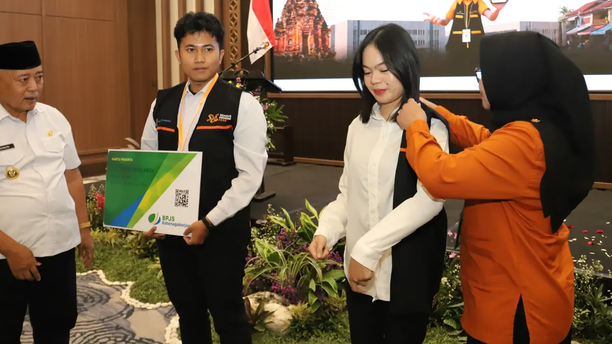 Bupati Malang H M. Sanusi (kiri) dan Kepala BPS Kabupaten Malang Erny Fatma Setyoharini (kanan) memberikan rompi secara simbolis kepada petugas Sensus Ekonomi 2026. (BPS Kabupaten Malang)