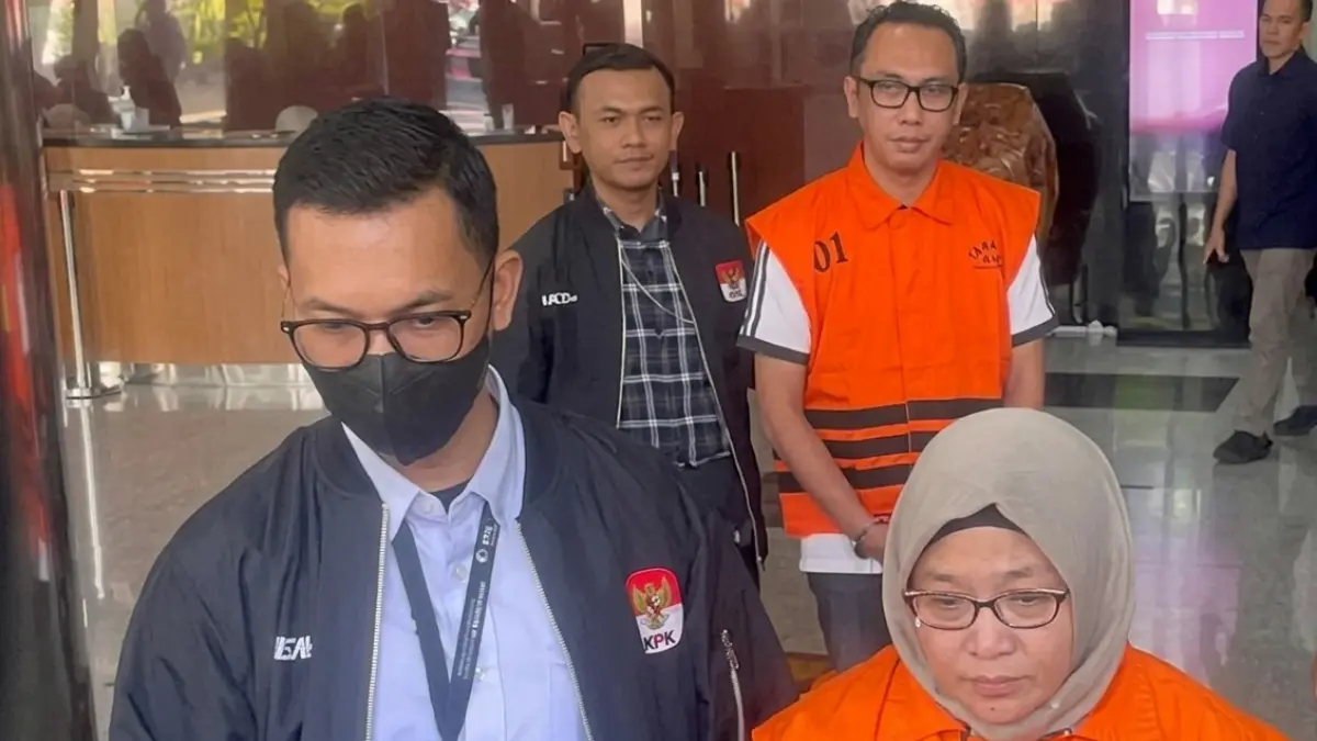 DUA TERSANGKA OTT BPK: Digiring Keluar Gedung KPK Menuju Mobil Tahanan (Sumber: Istimewa).