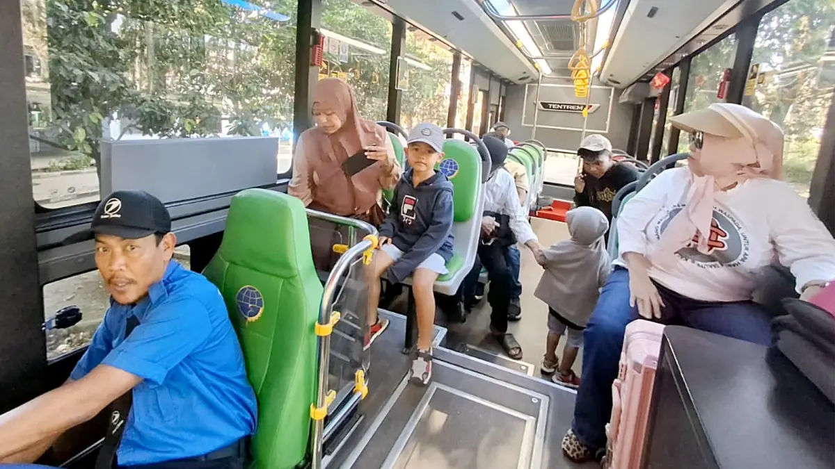 FLUKTUATIF: Penumpang Bus Trans Jatim melintas di Terminal Madyopuro, kemarin. (Nabila Amelia/Radar Malang)