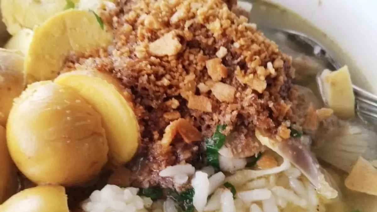 KHAS: Soto Ayam Cak Sur dengan kuah yang nikmat.