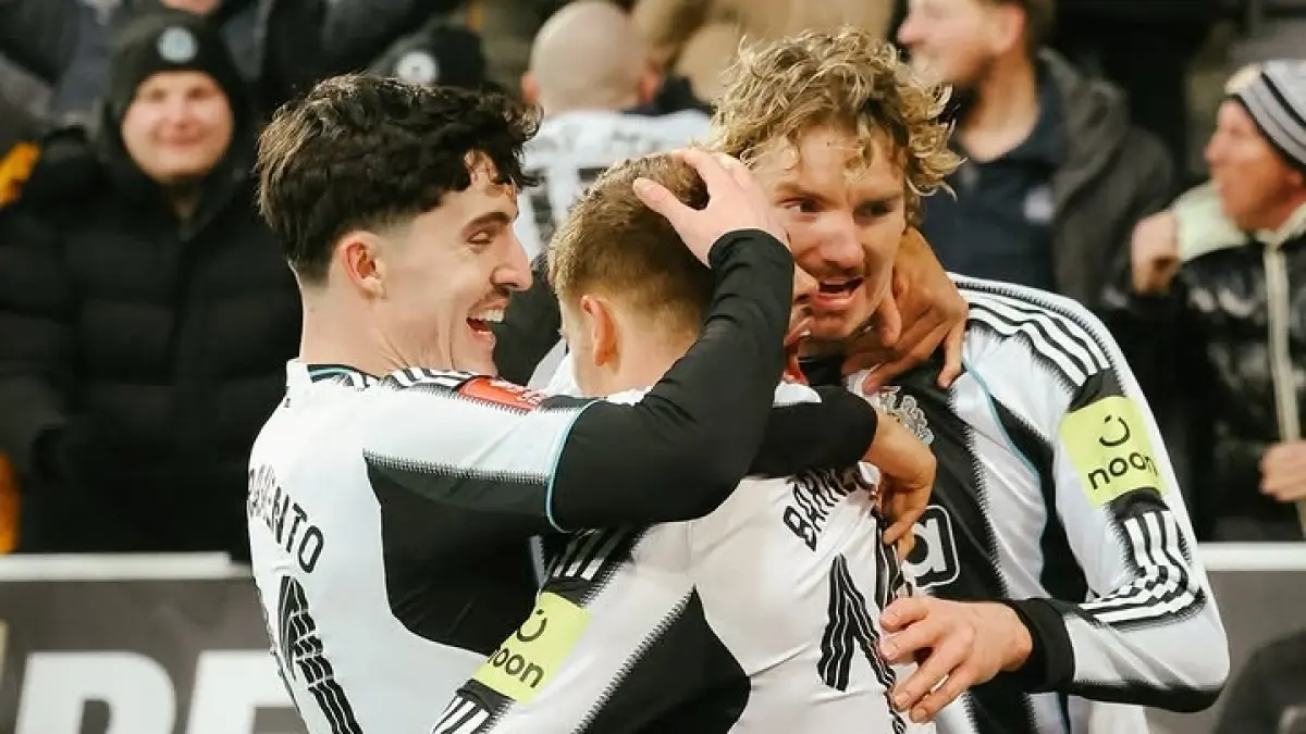 POTENSIAL: Tino Livramento merayakan gol bersama rekan-rekannya di Newcastle United.