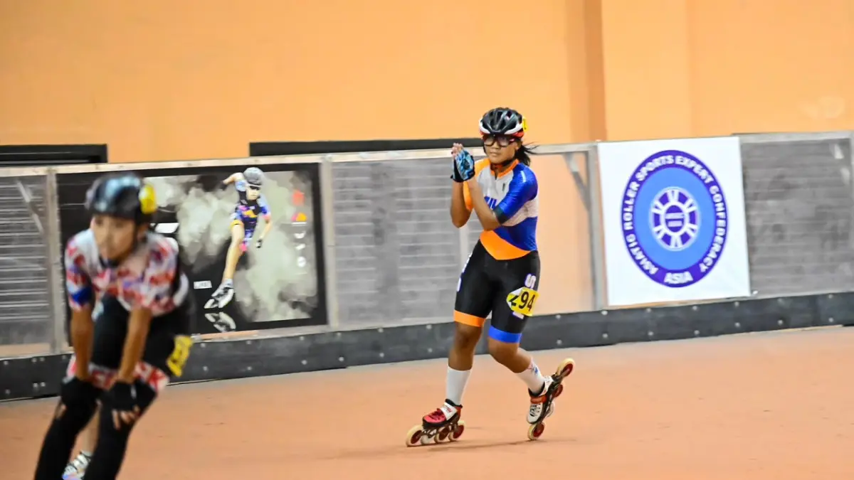 Rain Anggia Yasmin Syahira merayakan keberhasilannya di lintasan setelah tampil impresif pada Jakarta International Roller Skate Competition 2026 pada 29-31 Mei lalu. (Dokumen Rain Anggia Yasmin Syahira)
