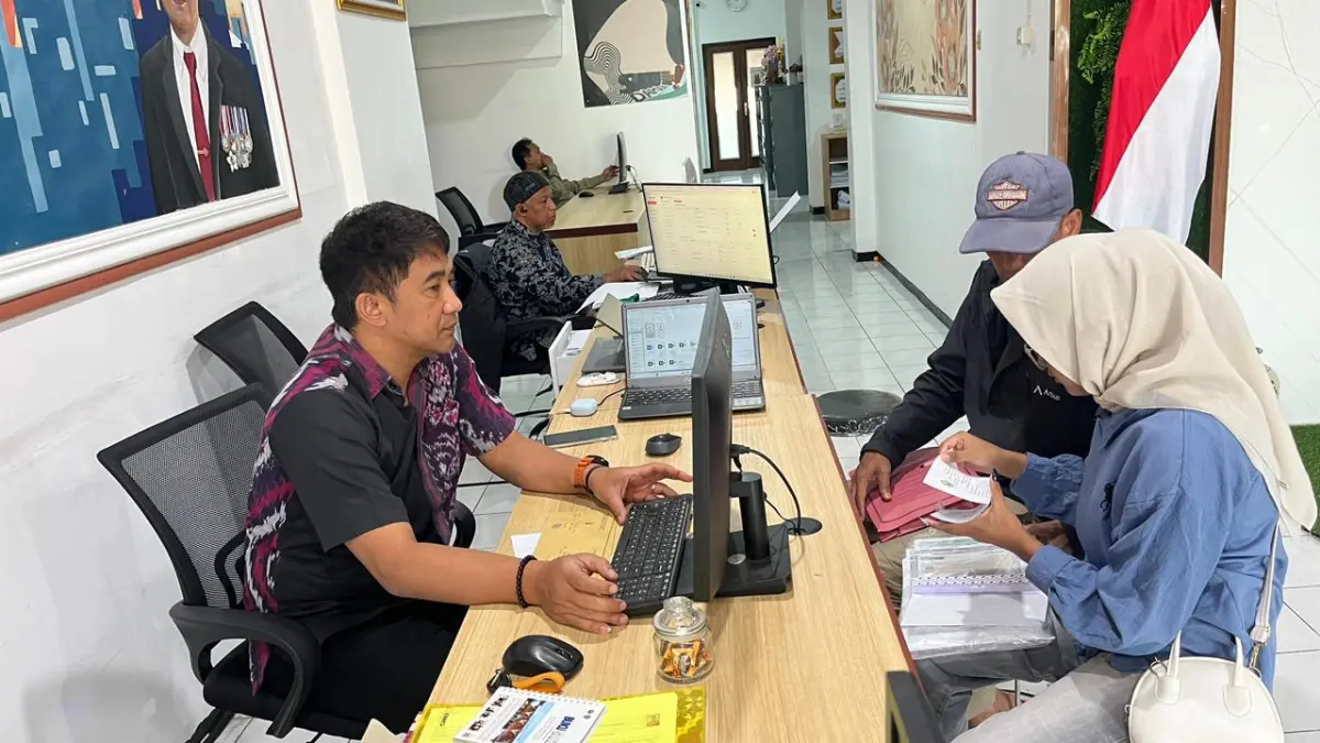  Salah satu pendaftar konsultasi ke petugas SPMB di Kantor Cabang Dinas Kota Malang Kota Batu, Kamis (11/6). (Nahdiatul Affandiah/Radar Malang)