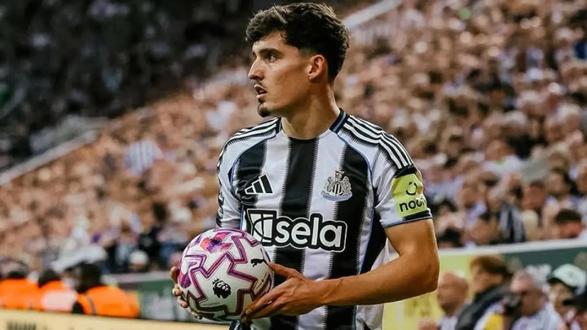 TANGGUH: Tino Livramento yang konsisten saat membela Newcastle United tiga tahun terakhir diminati banyak klub besar dalam bursa transfer 2026 ini.