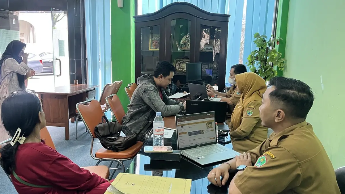 TANYA-TANYA: Sejumlah wali murid mendatangi Posko SPMB di Kantor Disdikbud Kota Malang, Senin lalu (8/6). (Nahdiatul Affandiah/Radar Malang)