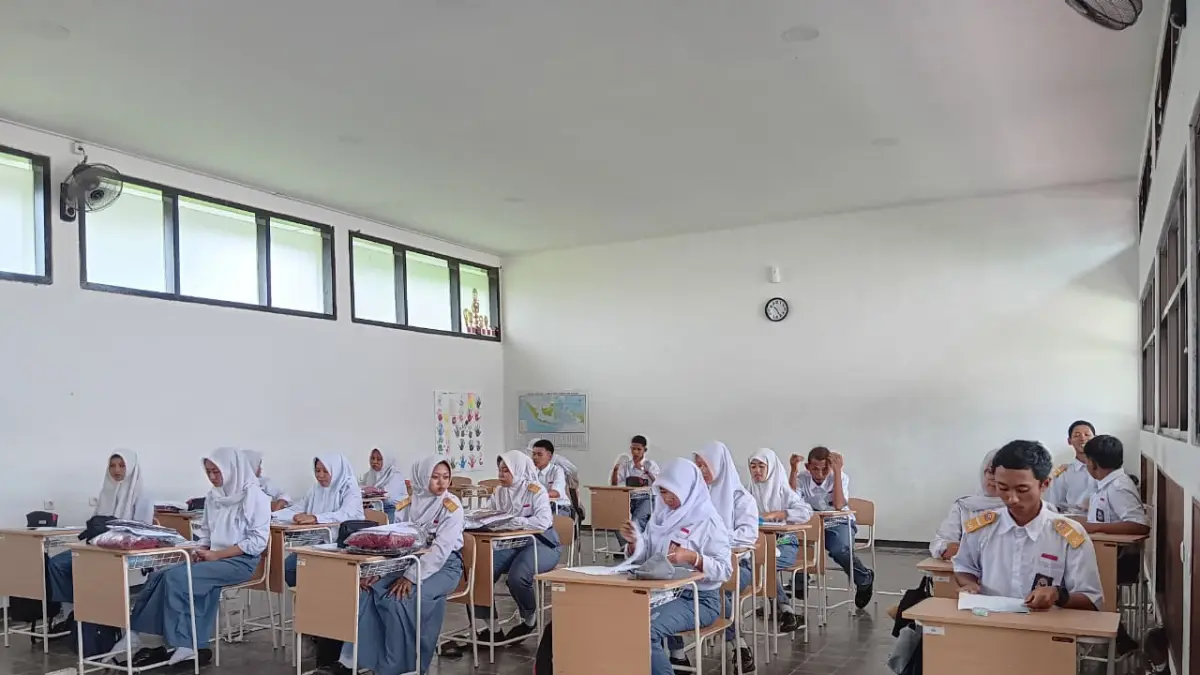 Aktivitas siswa Sekolah Rakyat di Kabupaten Malang belajar. (Indah Mei Yunita/Radar Malang)