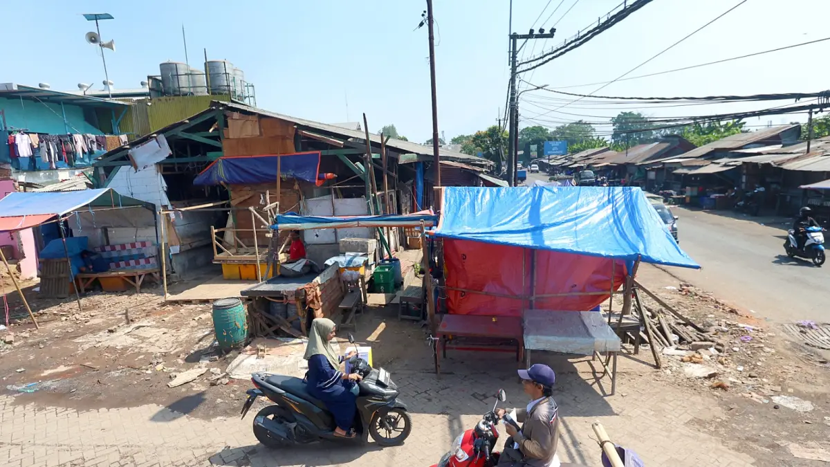 BELUM TUNTAS: proses relokasi pedagang pasar Gadang menyisakan 50 meter lapak yang belum dibongkar. pemkot optimistis proses relokasi tuntas bulan ini.