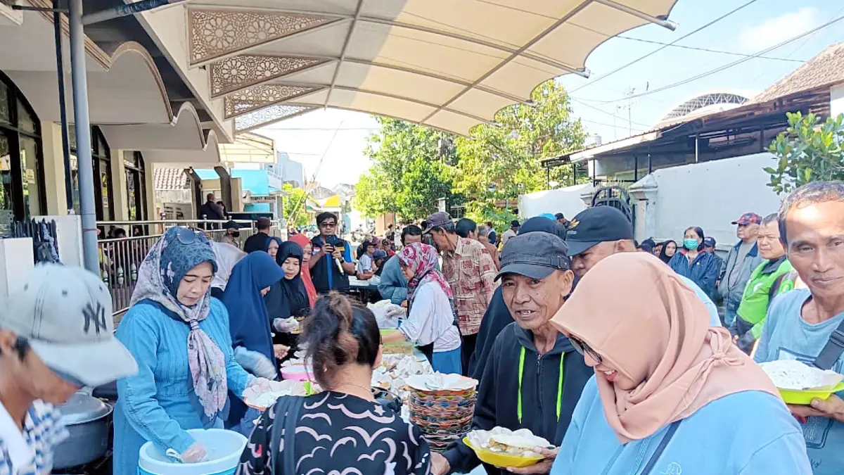 BERBAGI: Warga dari berbagai kalangan mengantre mengambil makanan di posko Kebaikan Warung Makan Gratis (PKWMG) Malang yang digelar di halaman Masjid Imam Bonjol, Bunulrejo, Rabu (10/6) lalu.