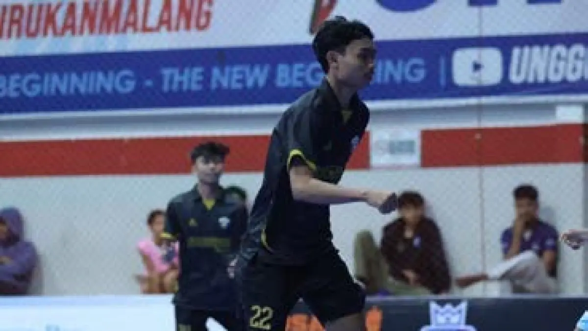 BERLAGA: Pemain Unggul FC Malang Alief Nanda Gumilang tampil bersama tim AB Frenz dalam laga menghadapi Massanda Walet di Unggul Sports Center, pekan lalu.