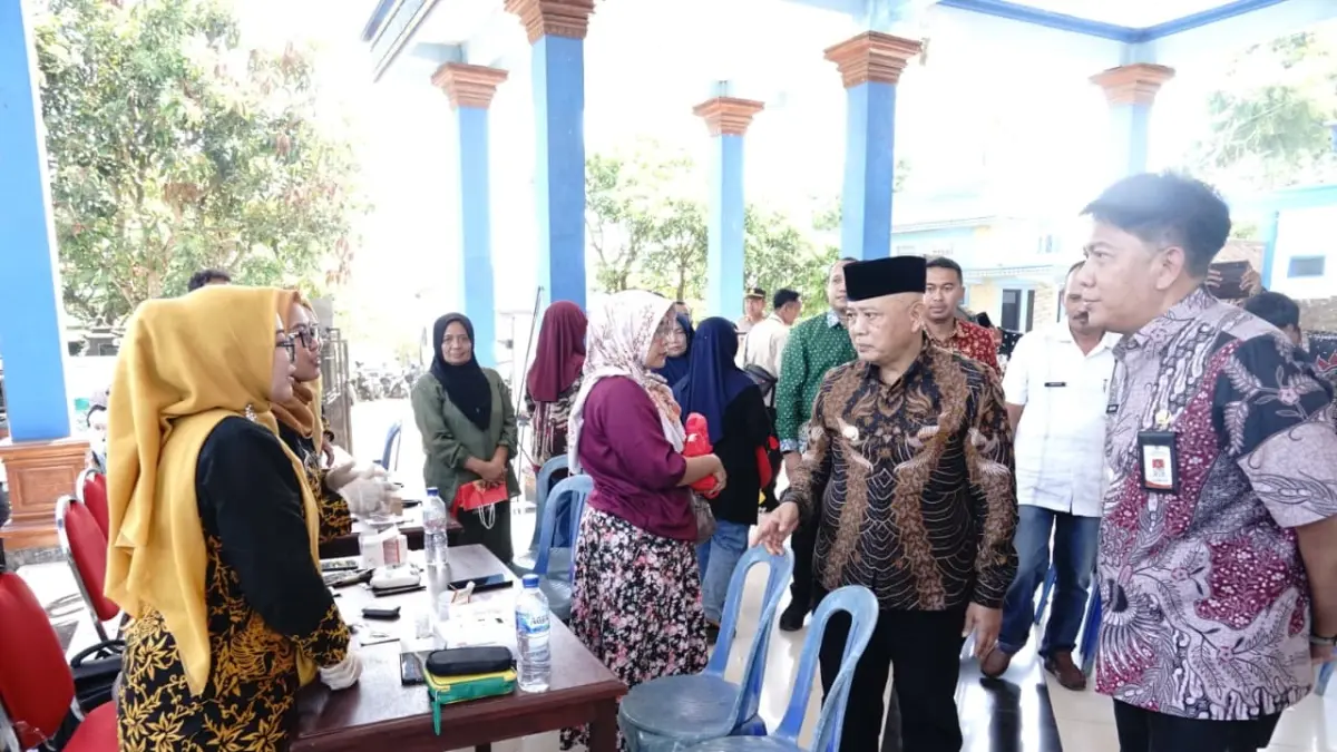 Bupati Malang H M. Sanusi meninjau pembayaran PBB