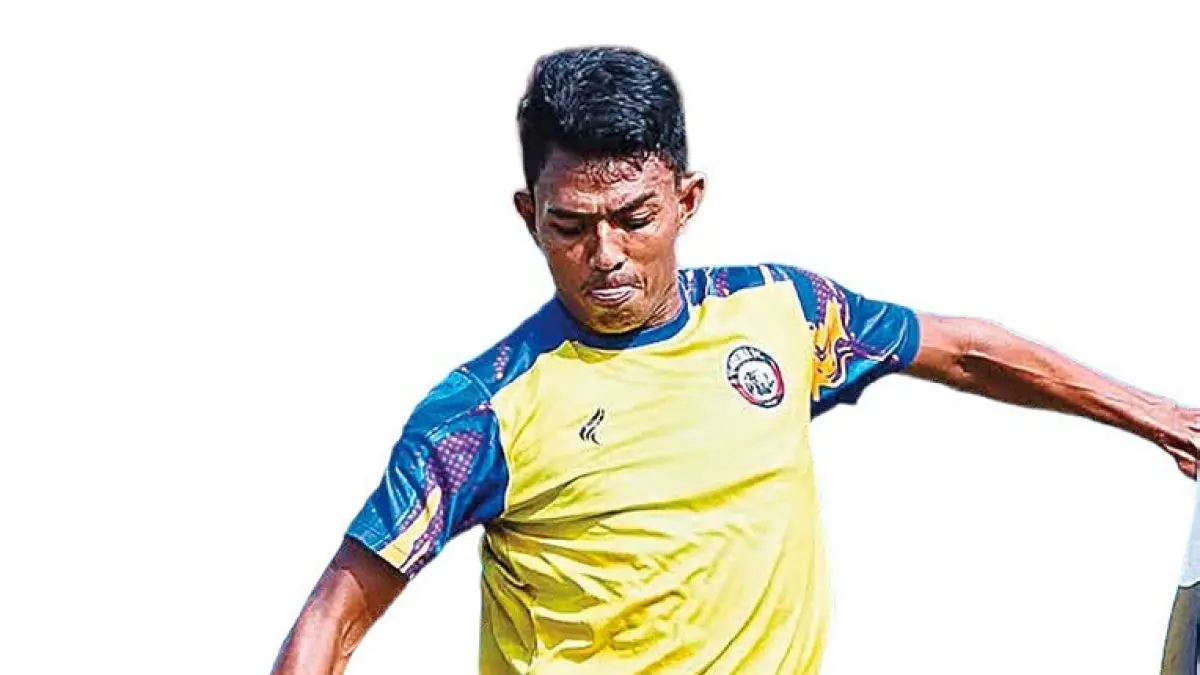 CARI SUKSESOR: Dedik Setiawan melepaskan tembakan dalam sesi latihan Arema FC di Dream Football Pitch, beberapa waktu lalu.
