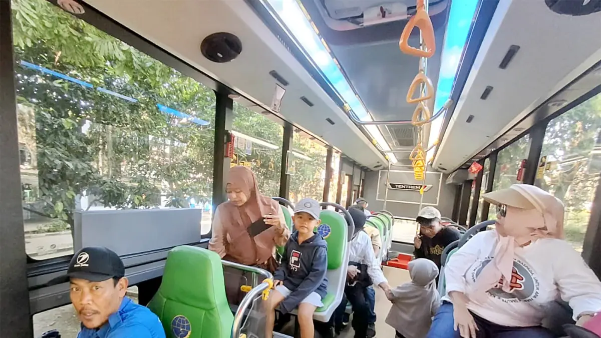FLUKTUATIF: penumpang Bus Trans Jatim melintas di Terminal Madyopuro, kemarin. Jumlah penumpang cukup tinggi tiap bulan.